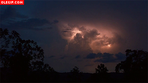 GIF: Noche de tormenta