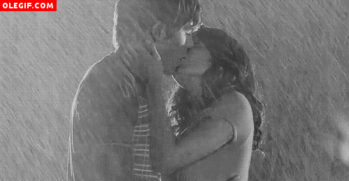 GIF: Beso bajo la lluvia