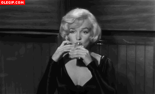 GIF: Marilyn Monroe echando un trago