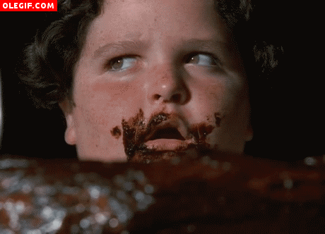 GIF: Niño comiendo pastel de chocolate
