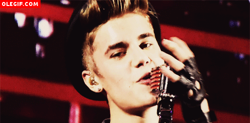 GIF: Justin Bieber cantando