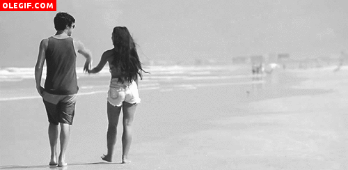 GIF: Pareja paseando por una playa