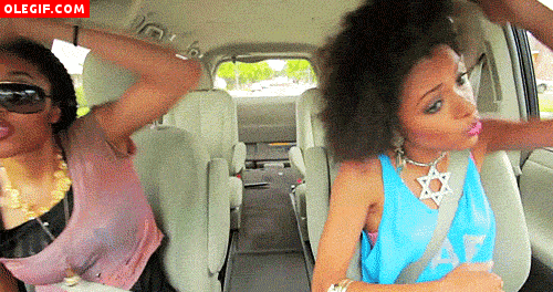 GIF: Chicas bailando en un coche