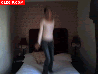 GIF: Chica saltando sobre la cama