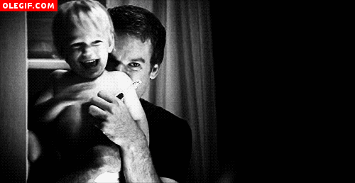 GIF: Dexter jugando con su hijo (Dexter)