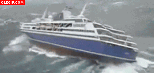 GIF: Barco tambaleándose en el mar