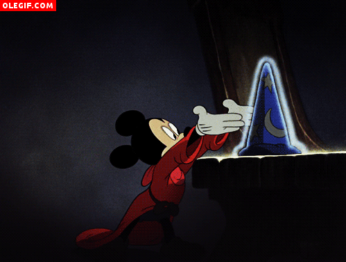 GIF: Mickey Mouse poniéndose un gorro