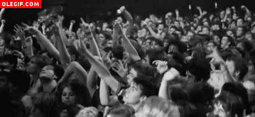 GIF: Saltando en un concierto