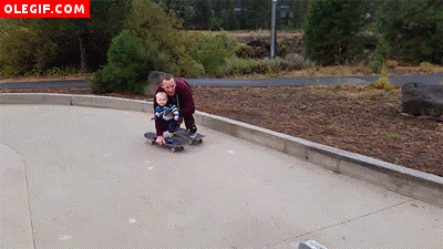 GIF: Bebé montando en skate