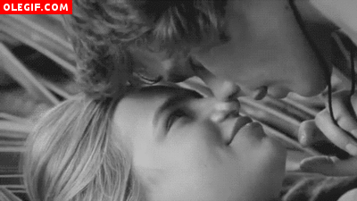 GIF: Chico besando a su novia en la nariz