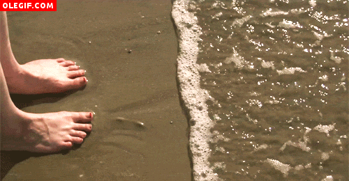 GIF: Mujer remojándose los pies en la orilla del mar