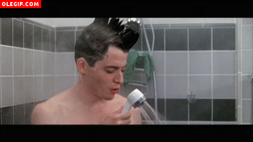 GIF: ¿Quién no ha cantado bajo la ducha?