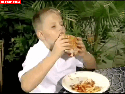 GIF: A este niño le importan un carajo las manchas de kétchup, él disfruta de su hamburguesa
