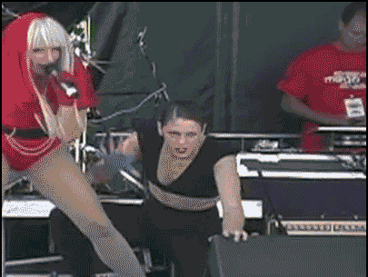 GIF: Que Lady Gaga te rompa un piño en un concierto no debe molar nada