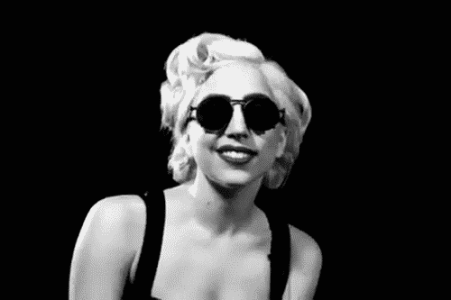 GIF: Lady Gaga lanzando besos