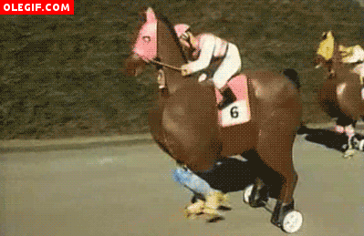 GIF: Traspiés bajo un caballo a ruedas