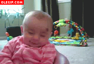 GIF: Este bebé pasa de la alegría al llanto en un pis pas