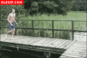 GIF: Mirad qué golpe se pega este chico al saltar al agua