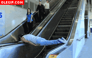 GIF: Una original manera de subir por unas escaleras mecánicas