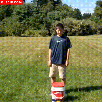 GIF: Este niño se suma a la moda del cubo de agua fría