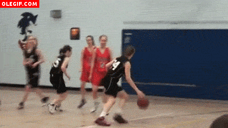 GIF: Mirad cómo se cae esta chica en un partido de baloncesto