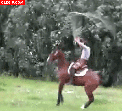 GIF: Mira a este hombre saltando a la comba con su caballo