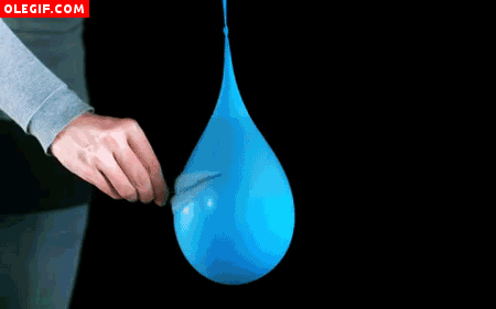 GIF: Mirad cómo explota este globo de agua