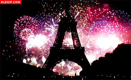 GIF: Qué bonitos son los fuegos artificiales en la Torre Eiffel
