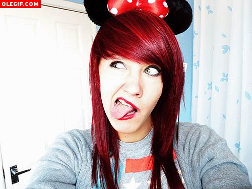 GIF: A esta chica le gusta hacer muecas con unas orejitas de Minnie Mouse sobre la cabeza