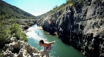 GIF: Vaya salto pega este chico para caer al río