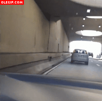 GIF: Este motorista pone su vida en peligro tontamente