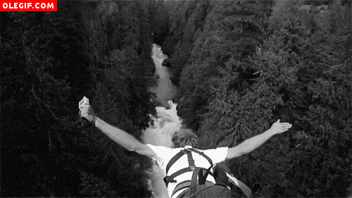 GIF: Practicando bungee jumping sobre el río