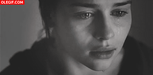 GIF: Emilia Clarke llorando desconsoladamente