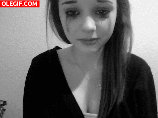 GIF: Chica llorando y llorando... ¿y ahora qué pasa con el rímel?