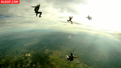 GIF: Paracaidistas en el aire