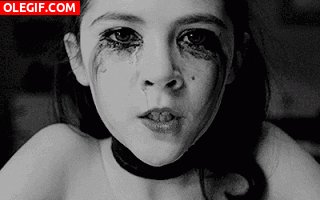 GIF: Chica llorando y muy cabreada