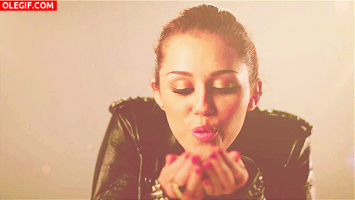 GIF: Miley Cyrus lanzando besos