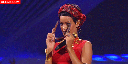 GIF: ¿A quién guiña el ojo Rihanna?