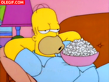 GIF: Homer Simpson comiendo palomitas cómodamente