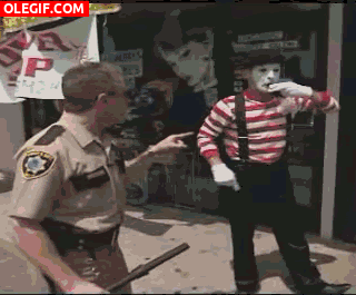 GIF: Este policía se sobrepasa con el mimo