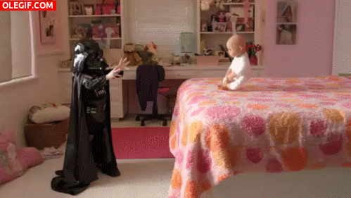 GIF: Un pequeño Darth Vader practicando sus poderes