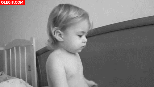 GIF: Un bebé rebelde poniendo los cuernos