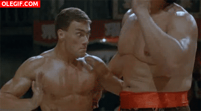 GIF: Vaya cara de flipao que pone Van Damme al asestar el golpe