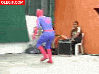 GIF: La caída de Spiderman