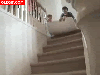 GIF: Esta niña rueda por las escaleras tras la peligrosa ocurrencia del padre