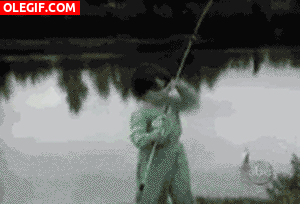 GIF: Este niño intenta huir del pez que acaba de pescar