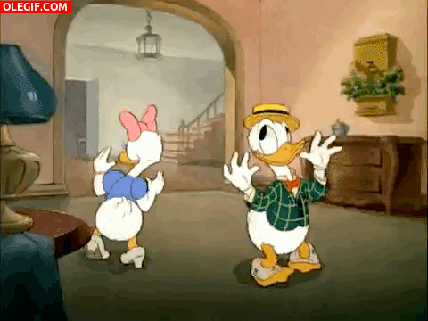 GIF: Daisy y el Pato Donald bailando con mucho ritmo