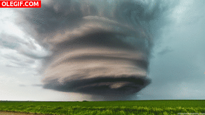GIF: Un gran tornado en movimiento