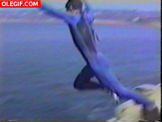 GIF: Menudo peligro tiene este hombre lanzándose al mar entre dos rocas