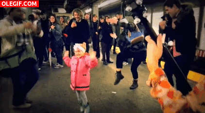 GIF: Esta niña causa sensación con su baile callejero